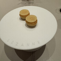 SEZANNE - インパクトやサプライズはあえてここでは出してないのか。しかしながらチーズとシュー生地、味付けのバランスは完璧。コースの入口として、まずはリラックス。