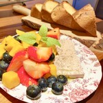 創作料理Ryota  - ブルガリア産フォアグラテリーヌと宮崎県産完熟マンゴー太陽のたまご1玉、浜松産ブルーベリーと寒熟苺　自家製ブリオッシュと