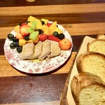 創作料理Ryota  - ブルガリア産フォアグラテリーヌと宮崎県産完熟マンゴー太陽のたまご1玉、浜松産ブルーベリーと寒熟苺　自家製ブリオッシュと