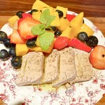 創作料理Ryota  - ブルガリア産フォアグラテリーヌと宮崎県産完熟マンゴー太陽のたまご1玉、浜松産ブルーベリーと寒熟苺　自家製ブリオッシュと