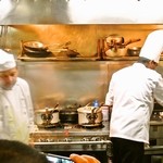 アーンドラ・キッチン - ﾗｳﾞｧ･ﾄﾞｰｻ調理中