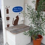 カフェ キュアー - 大型犬用のリードフックもあります。