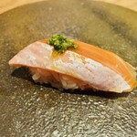 すし処 ひさ田 - 【写真⑩】琵琶鱒、芽葱生姜載せ