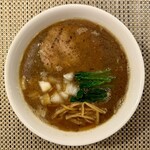 らぁめんや やしげる - 焦がし煮干しらぁめん(900円)