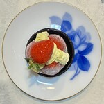 やまもと菓子店 - ピスタチオのクリームと苺タルト　鮮やかな赤と緑のコントラスト