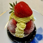 やまもと菓子店 - ピスタチオのクリームと苺タルト