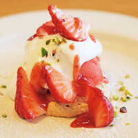 Orby Restaurant - ランチコース 4800円 の苺のパブロヴァ