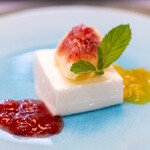 館山美食倶楽部 - 2025.5 ウイグル式レアチーズケーキ いちじく いちごソース マンゴーソース