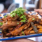 館山美食倶楽部 - 2025.5 羊足（足先）とウイグル縮れ唐辛子の香味醤油煮込み