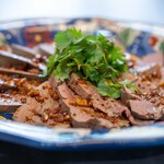 館山美食倶楽部 - 2025.5 低温50℃塩茹で羊レバーのスモーク 自家製ガーリック辣油ソース パクチー 実山椒ペースト