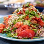 館山美食倶楽部 - 2025.5 ウイグルサラダ（トマト、パクチー、紫玉葱、きゅうり、パプリカ、赤唐辛子）