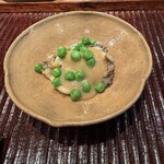 すし処 ひさ田 - 瀬戸内久々井の鮑、辛子酢味噌掛け、よだれ豆乗せ 