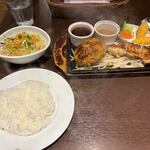 ぎゅう丸 - 料理写真:暫く待つと注文したハンバーグとチキンのステーキのAセット１９００円の出来上がりです。
 