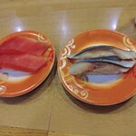 回転寿し トリトン 北8条光星店 - （左）、天然まぐろ、（右）〆サバ