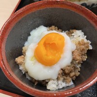やきとり お㐂樂 人形町店 - 鶏そぼろご飯に温泉卵乗せ