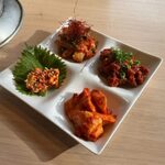 鳥焼肉ヒキワライ - 「おまかせキムチ盛り合わせ」869円