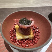 八重洲 steak & seafood 鉄板焼き 一心 - アミューズ:A5黒毛和牛とフレッシュキャビア。しゃれおつで、うま〜。 八重洲 steak & seafood 鉄板焼き 一心 - アミューズ:A5黒毛和牛とフレッシュキャビア。しゃれおつで、うま〜。