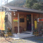 囲炉裏 やましげ - 山小屋のような外観