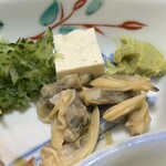 てんぷら 高七 - お刺身小皿は鮪を食べるとあさりが出て来ますー！