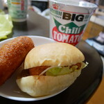 オノベーカリー - 白身魚のフィッシュバーガー&カレーパン