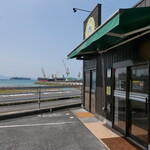 オノベーカリー - 国道わきに安芸津港。