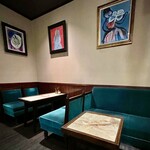 くろんぼ - 絵画が多く飾られています。椅子の色とも良くあっています。