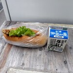 道の駅 津かわげ - 唐揚げドック（350円）鈴鹿山麓牛乳（98円）
