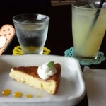 モモ カフェ - チーズケーキとアップルジュース