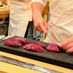 鮨 しゅん輔 - 毛鹿鮫の初を切り分けます