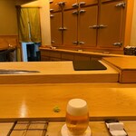 鮨 しゅん輔 - 最初は小サイズの生ビールでうがいして始まります