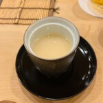 鮨 しゅん輔 - 刻んだ蛤の身が沈んでいます。お出汁は勿論、その蛤。地味に漂います