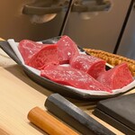 鮨 しゅん輔 - 毛鹿鮫（ネズミザメ）のハツ。デッカイヾ(≧▽≦)ﾉ