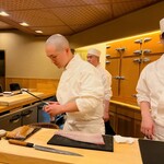 鮨 しゅん輔 - 4kg弱の真鯛の柵を取り出す高岡氏