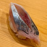 鮨 しゅん輔 - 対馬の鰺。脂乗りが素晴らしい