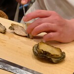 鮨 しゅん輔 - 蒸し鮑の登場です。宮城産です