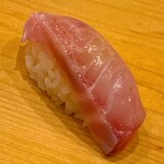 鮨 しゅん輔 - 伊佐木です。今が旬なので抜群にウンマイ