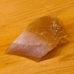 鮨 しゅん輔 - 沖縄のメカジキです。良い感じの漬け色