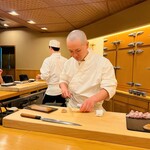 鮨 しゅん輔 - 沖縄のメカジキの漬けを捌く高岡氏
