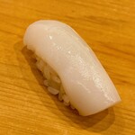 鮨 しゅん輔 - 握りの最初は小柴の墨烏賊。塩酢橘でいただきます