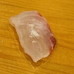 鮨 しゅん輔 - 真鯛に塩を乗せたところ