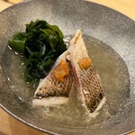 鮨 しゅん輔 - カマスの炙りです。みぞれ餡と若布。トッピングは梅肉です