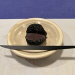 空也 - 胡麻求肥を黒文字で割る