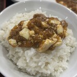 中国料理 峨嵋山 - ご飯に乗せて食べると箸が止まりません