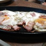 黄金屋 - ハムエッグ　昭和酒場の定番