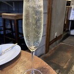 Porky's kitchen 新小岩 - スパークリング、グラスの「なみなみ」はこんな感じです。そーっと迎えにいってね