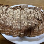 ベッカライ ビオブロート - できたてで温かいヴァルヌスブロート(胡桃パン)