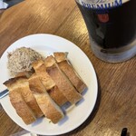 Porky's kitchen 新小岩 - リエット、しっとりしていて美味しい！バゲットもこれくらい付けてくれるとありがたい