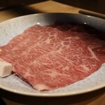 すき焼き十二天 - 本日のA5黒毛和牛と野菜(手前:山形牛の霜降りサーロイン、奥:仙台牛の赤身肉)