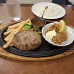 ロイヤルホスト 味の素スタジアム店 - 黒✕黒ハンバーグと、広島産牡蠣フライのセット・その1です。