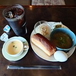 グレフル - 料理写真:どのドリンクでも500円だったので、定番の

●アイスコーヒー（モーニングサービス付き）500円

■モーニングの種類は
④おにぎり＋サンドイッチ

を選択した